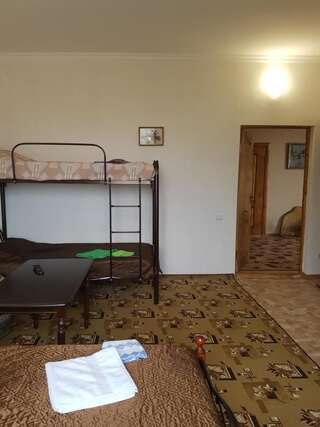 Гостевой дом Kalina Guest House Гагра Четырехместный номер с ванной комнатой-1