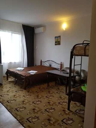 Гостевой дом Kalina Guest House Гагра Четырехместный номер с ванной комнатой-2