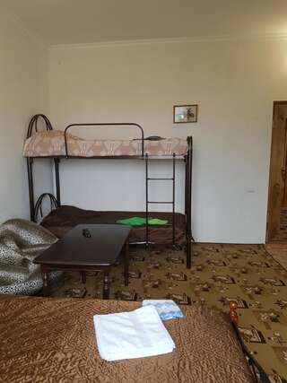 Гостевой дом Kalina Guest House Гагра Четырехместный номер с ванной комнатой-3
