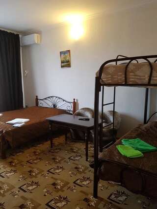Гостевой дом Kalina Guest House Гагра Четырехместный номер с ванной комнатой-4