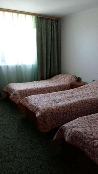 Гостевой дом Kalina Guest House Гагра Трехместный номер с ванной комнатой-1