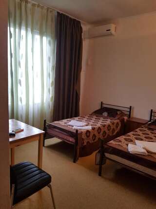 Гостевой дом Kalina Guest House Гагра Двухместный номер с 2 отдельными кроватями и ванной комнатой-5